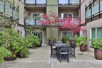 Charbonneau Apartments in Seattle, WA - Foto de edificio - Building Photo