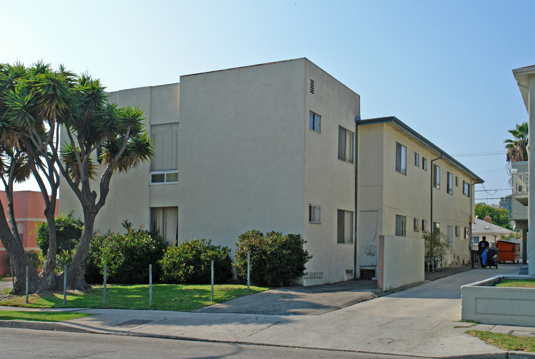 2641 Chariton St in Los Angeles, CA - Building Photo