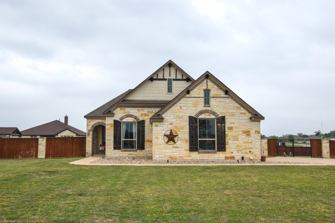 127 Lightfoot Trail in Cedar Creek, TX - Building Photo