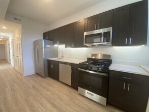 1055 W Columbia Ave, Unit 2 in Chicago, IL - Building Photo - Building Photo