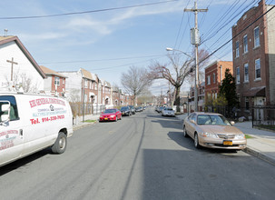 924 E 218th in Bronx, NY - Building Photo - Building Photo