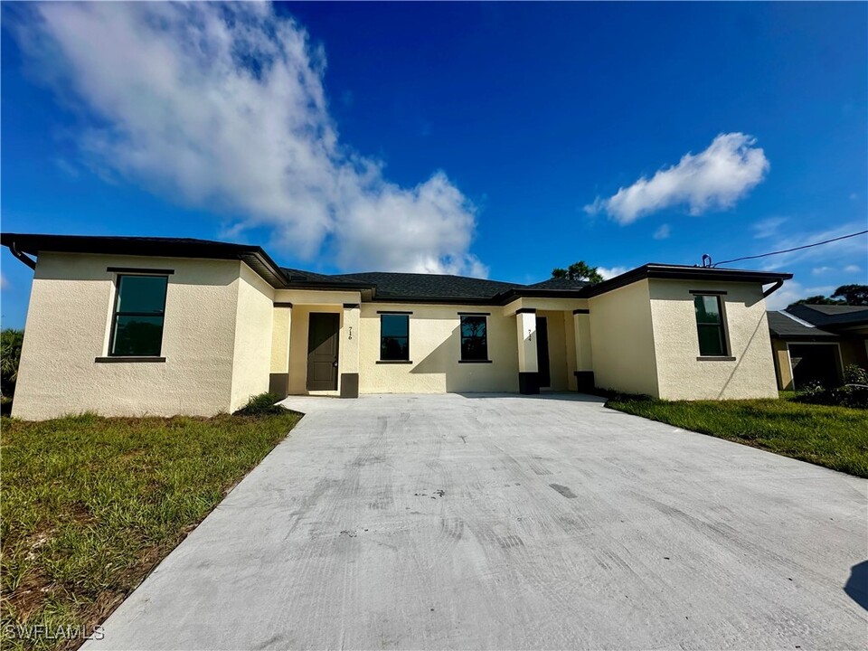 714 W 12th St in Lehigh Acres, FL - Foto de edificio