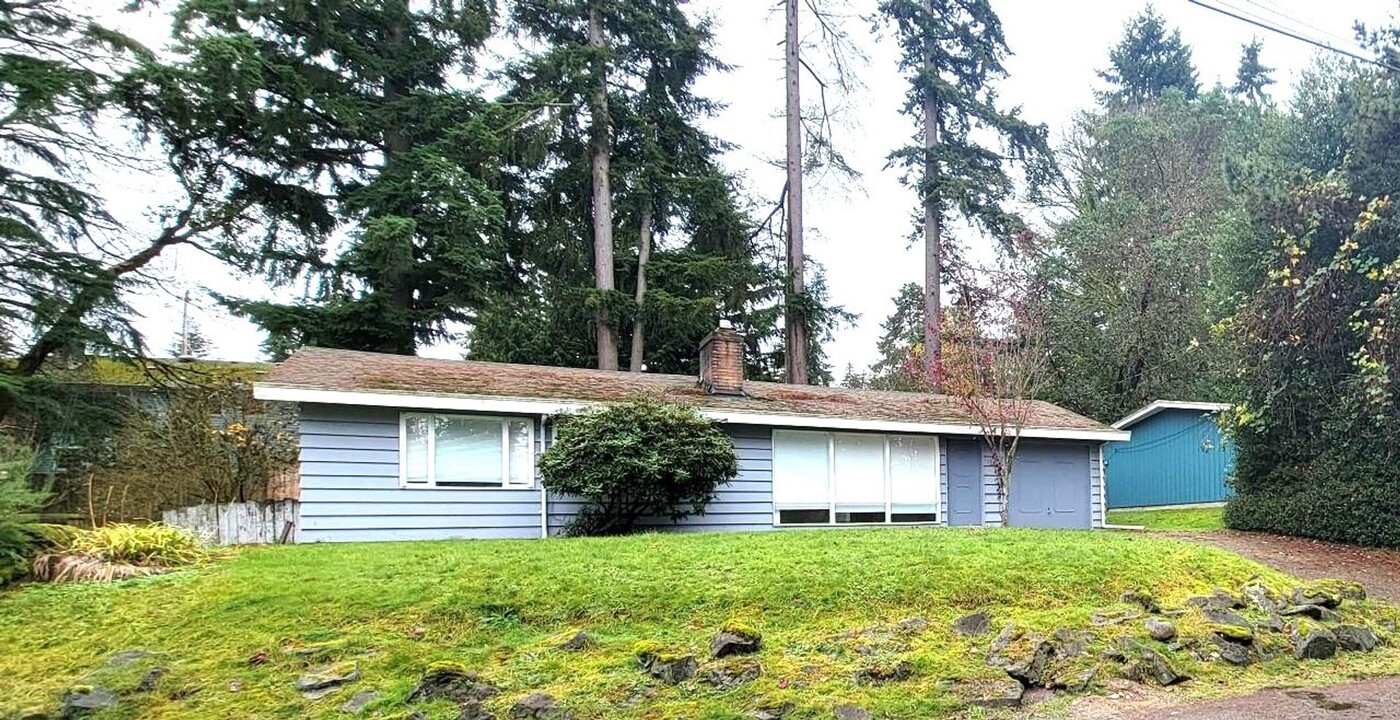 1825 N 204th Pl in Shoreline, WA - Building Photo