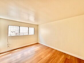 110 Catalina St in Los Angeles, CA - Building Photo - Building Photo