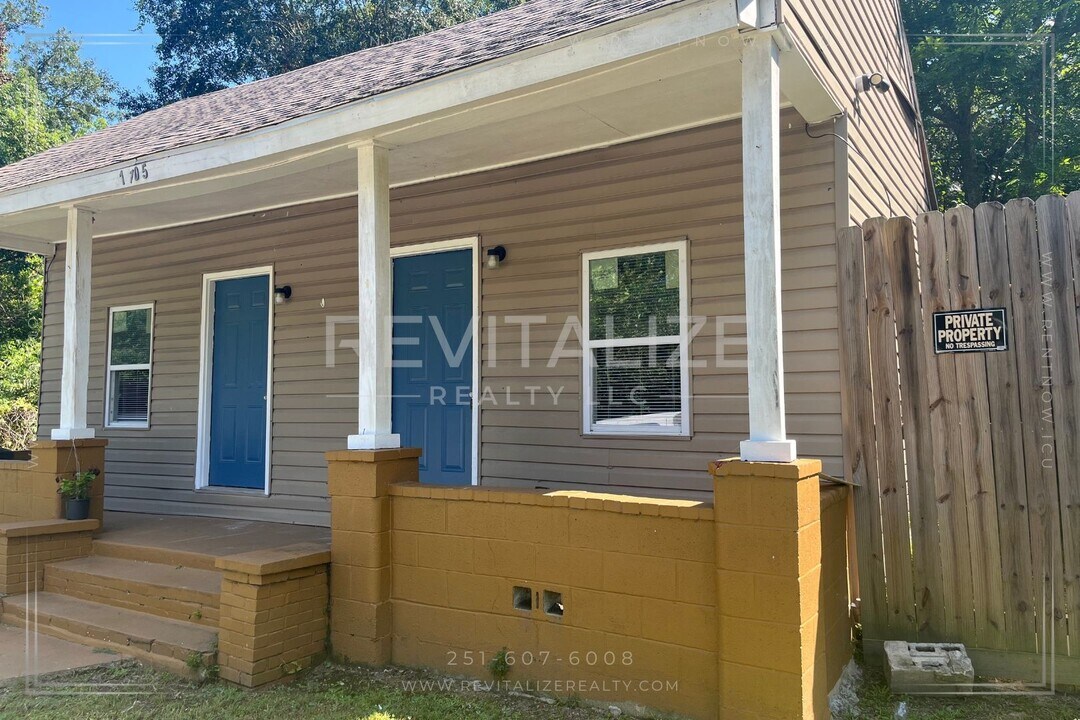 1105 Adams St in Mobile, AL - Building Photo