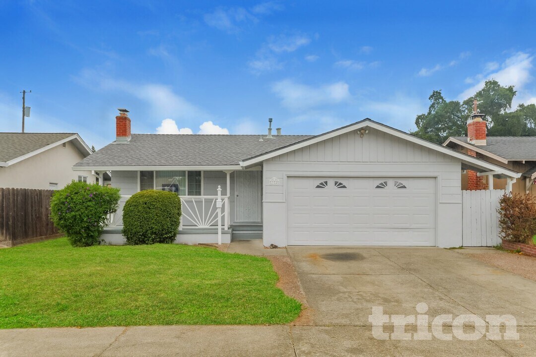 372 Hopkins Dr in Fairfield, CA - Building Photo