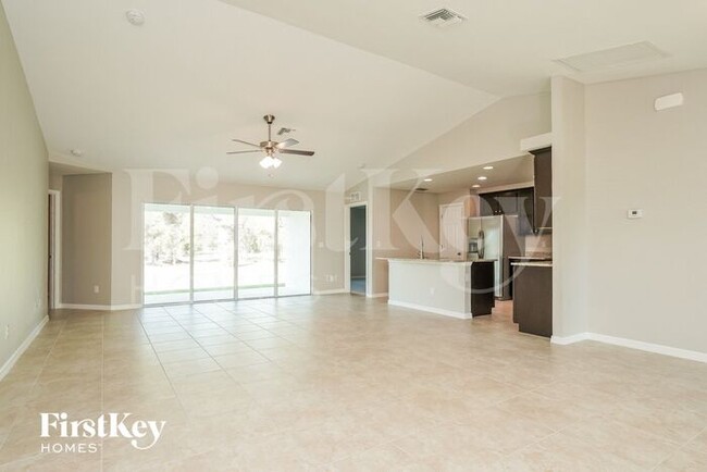 2700 Northwest 28th Ave in Cape Coral, FL - Foto de edificio - Building Photo
