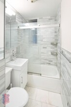 326 E 35th St in New York, NY - Building Photo - Building Photo