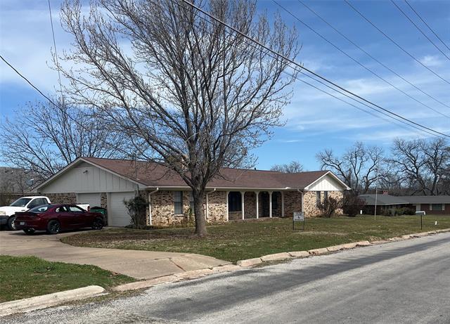 901 Sessions St in Bowie, TX - Building Photo