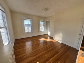 543 Broadway, Unit 2T in Somerville, MA - Foto de edificio - Building Photo