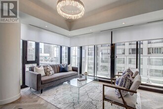 200 Cumberland St in Toronto, ON - Building Photo - Building Photo