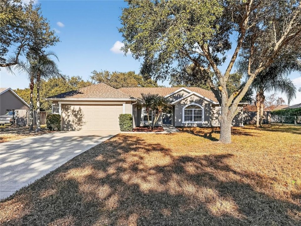 14309 Golden View Dr in Grand Island, FL - Building Photo