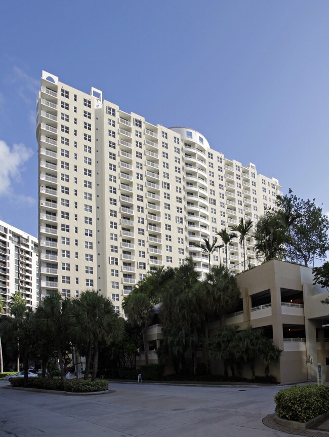 Isola in Miami, FL - Building Photo - Building Photo