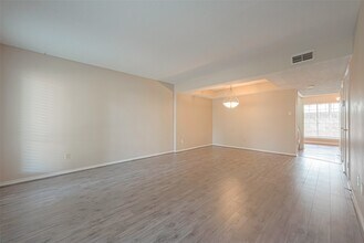 10217 Longmont Dr in Houston, TX - Foto de edificio - Building Photo