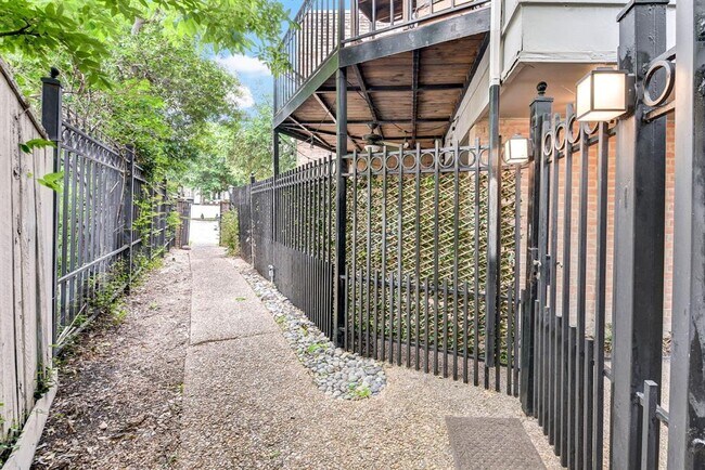 6306 Riverview Way in Houston, TX - Building Photo - Building Photo