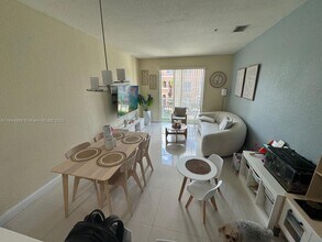 17620 NW 73rd Ave in Hialeah, FL - Foto de edificio - Building Photo
