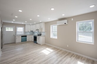 Ivy Court Apartments in Groton, CT - Foto de edificio - Interior Photo
