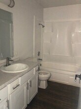 13011 12th Ave SW, Unit 13011-12th Ave. SW. S304 in Burien, WA - Foto de edificio - Building Photo