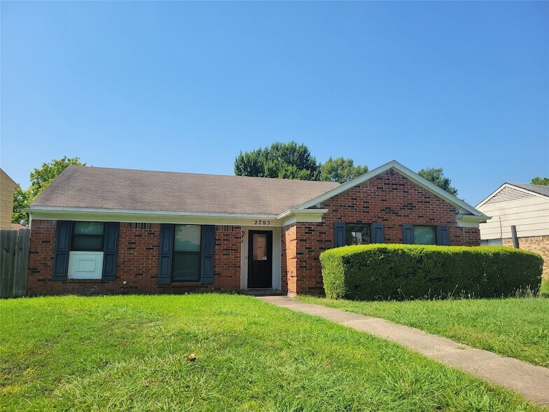 2705 Riviera Dr in Garland, TX - Building Photo