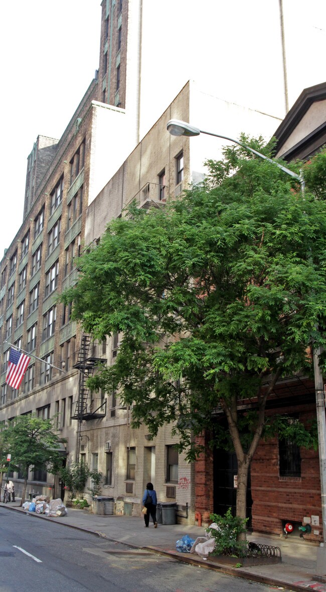 531 W 45th St in New York, NY - Building Photo - Building Photo