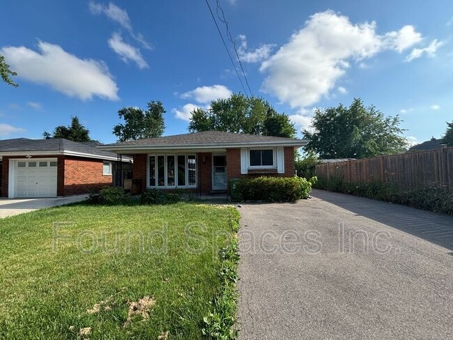 6 Muir Ave in Hamilton, ON - Building Photo - Building Photo