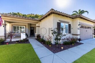3266 Meadow Grass Ln in Escondido, CA - Foto de edificio - Building Photo