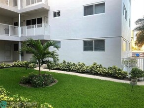 462 Golden Isles Dr in Hallandale Beach, FL - Building Photo - Building Photo