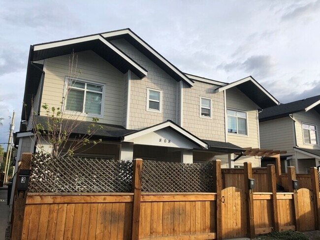 816 Glenwood Ave in Kelowna, BC - Building Photo - Building Photo