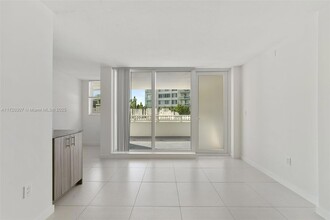 910 West Ave, Unit 0424 in Miami Beach, FL - Building Photo - Building Photo