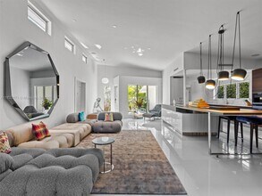 425 E Dilido Dr in Miami Beach, FL - Building Photo - Building Photo