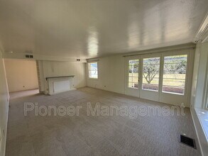 375 Cherry Dr in Eugene, OR - Building Photo - Building Photo