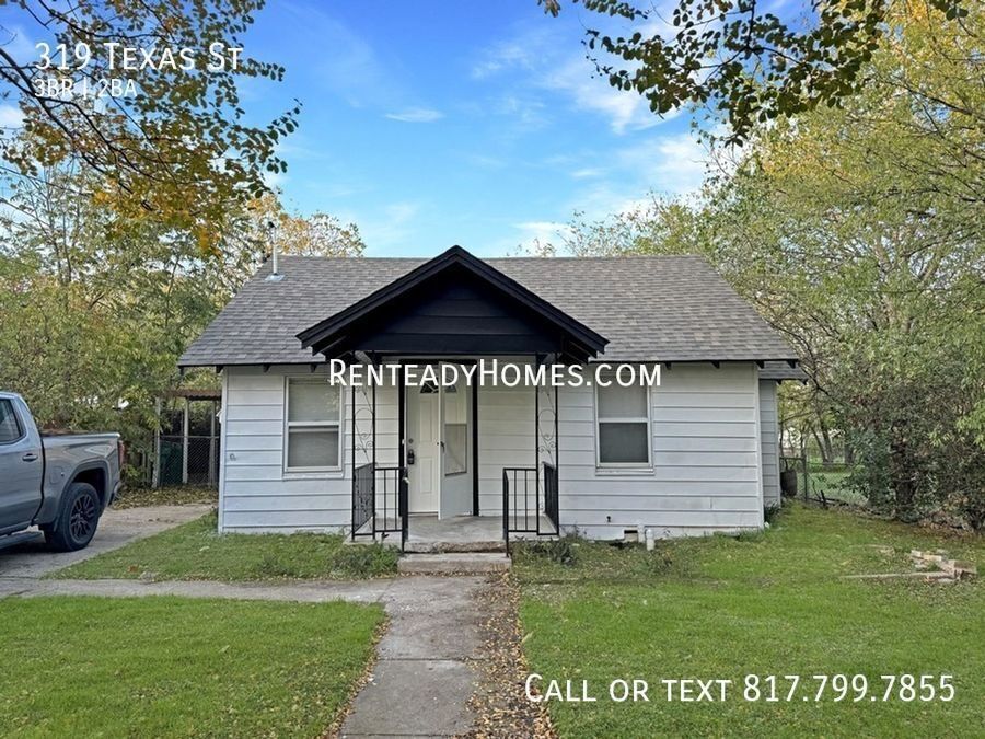 319 Texas St in Cedar Hill, TX - Building Photo