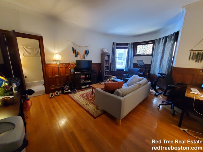 1738 Beacon St, Unit 2 in Brookline, MA - Foto de edificio - Building Photo