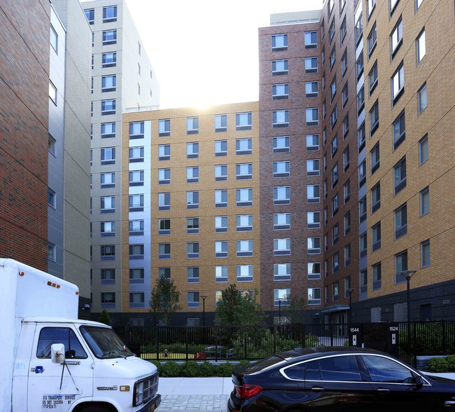 Compass Residences 2A & 2B in Bronx, NY - Foto de edificio - Building Photo