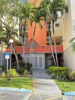 8225 Lake Dr in Doral, FL - Building Photo