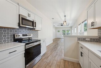 810 E Navarro St in Lockhart, TX - Building Photo - Building Photo