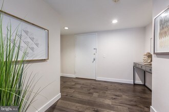 1015 33rd St NW-Unit -705 in Washington, DC - Building Photo - Building Photo