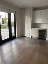 8231 NW 48th St in Doral, FL - Foto de edificio - Building Photo