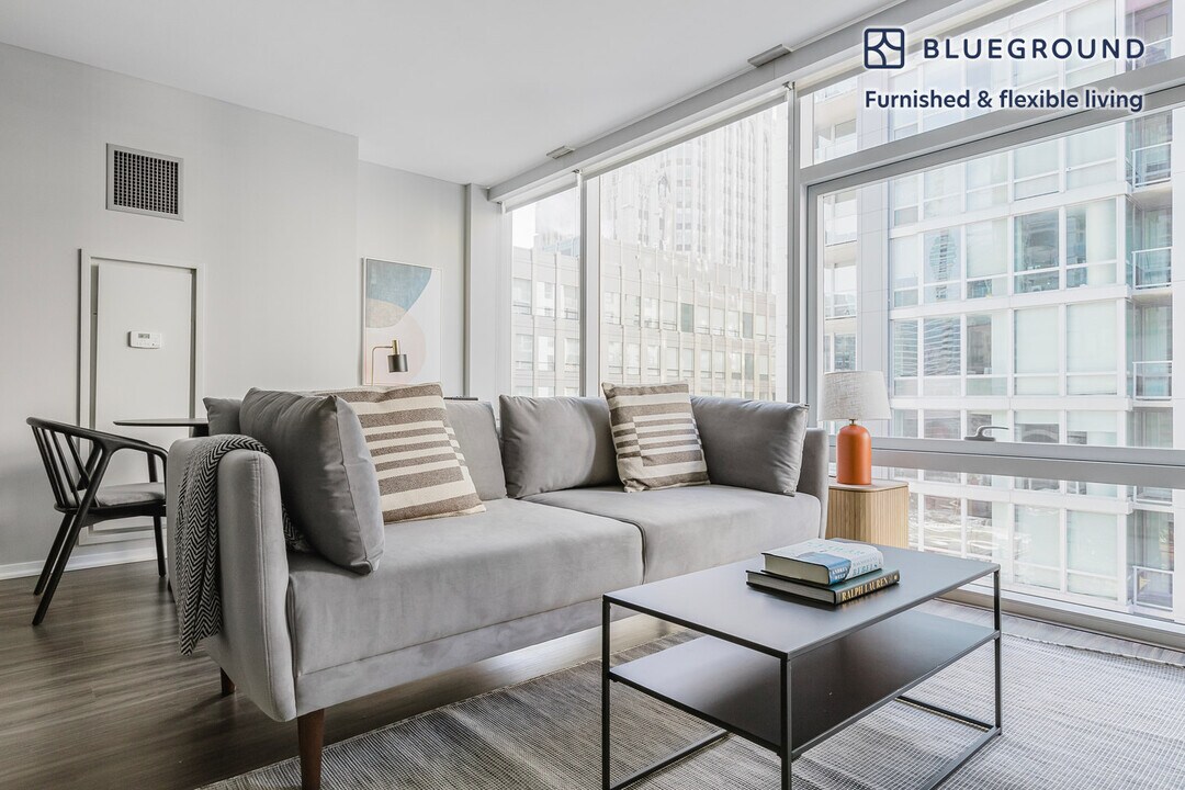 200 E Illinois St in Chicago, IL - Building Photo