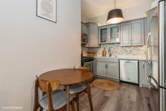 340 W Superior St in Chicago, IL - Building Photo - Building Photo
