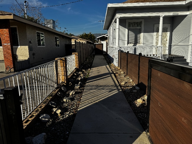 1486 W 7th St in San Bernardino, CA - Foto de edificio - Building Photo