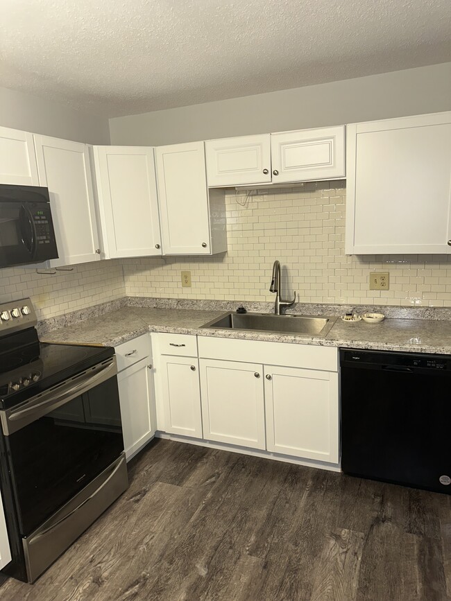 1765 Valley Dr in Davenport, IA - Building Photo - Building Photo