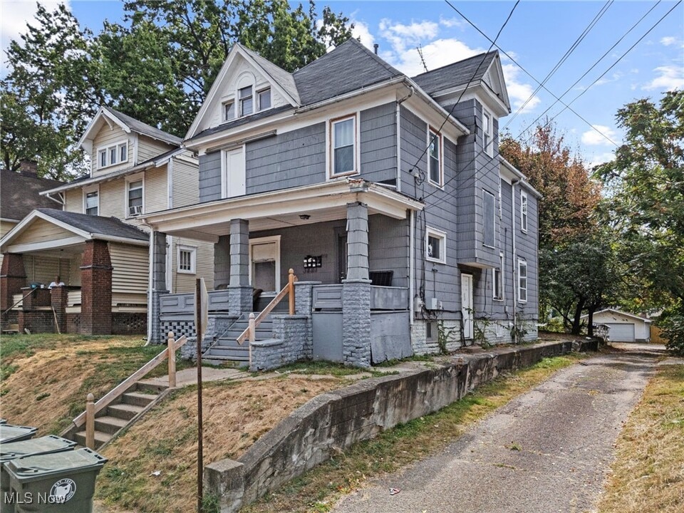 1018 9th St NW in Canton, OH - Building Photo