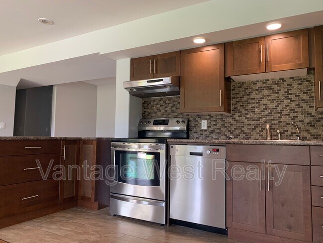891 Westview Way in West Kelowna, BC - Building Photo - Building Photo