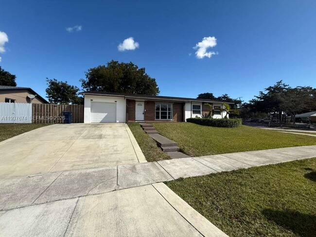 15563 SW 107th Pl in Miami, FL - Building Photo - Building Photo