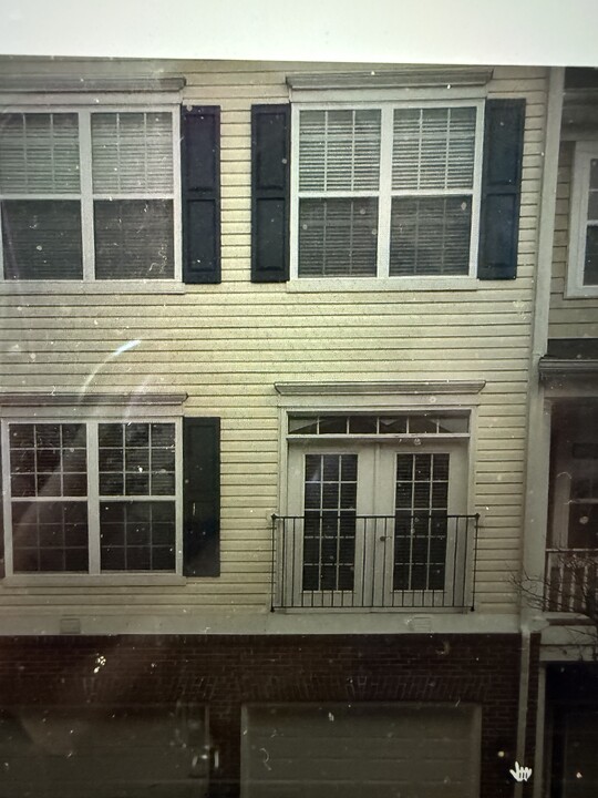 1850 Cedar Cove Way, Unit 101 in Woodbridge, VA - Foto de edificio