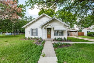 909 N Anna St in Pilot Point, TX - Building Photo