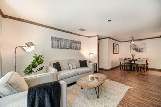 Harbor Oaks Apartments in Sacramento, CA - Building Photo - Building Photo