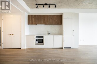 689-689 The Queensway in Toronto, ON - Building Photo - Building Photo