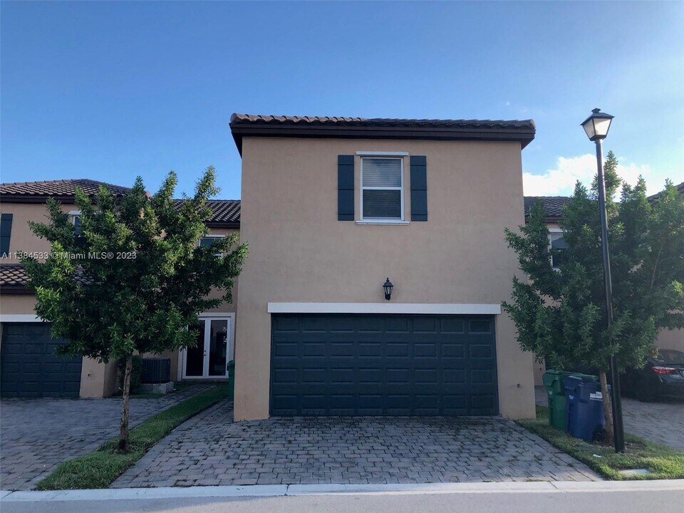 17127 SW 96th St-Unit -Studio in Miami, FL - Building Photo